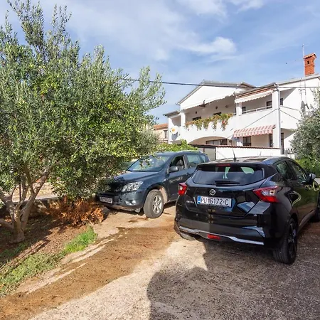 House With A Parking Space Valtura, - 16611 *