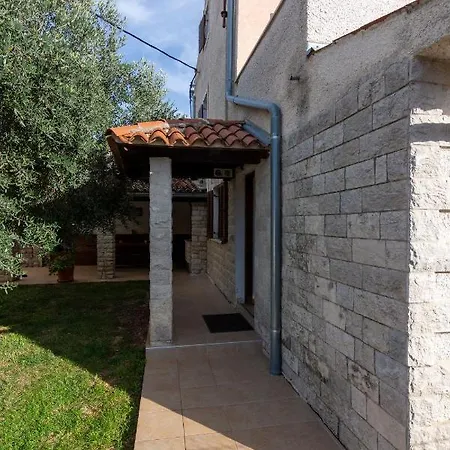 House With A Parking Space Valtura, - 16611 Ferienhaus