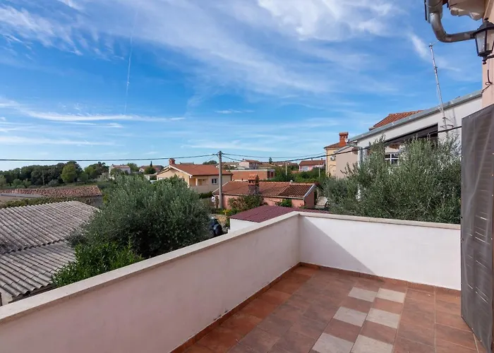 House With A Parking Space Valtura, - 16611 *