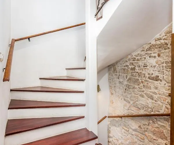 House With A Parking Space Valtura, - 16611 *